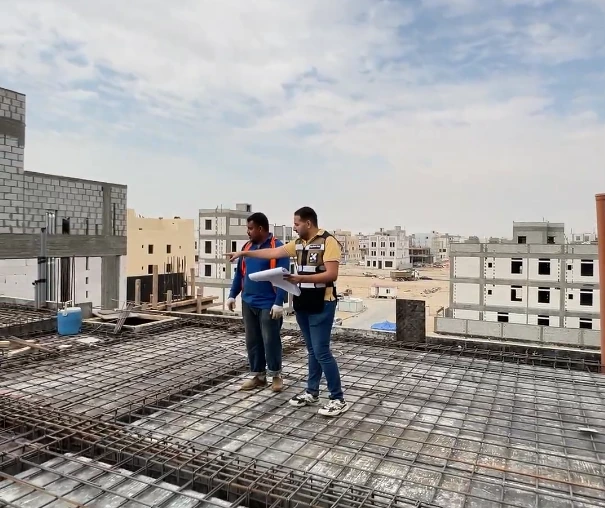 مراجعة المخططات في موقع العمل — من بروفايل الخليفي الهندسية